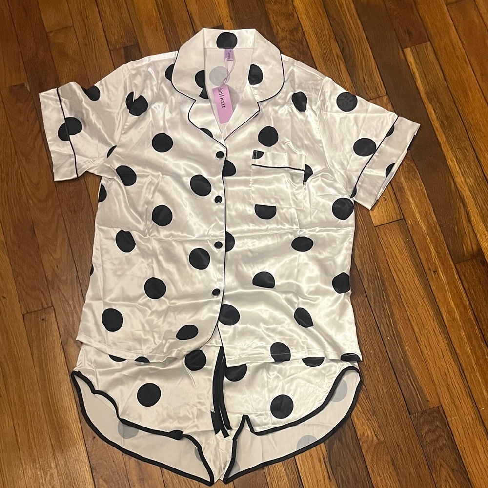 New with tags never worn black and white Polka Dot silky Pajama Set